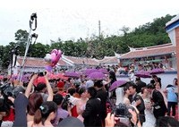 苗栗“客家桐花婚礼”　在如雪纷飞的桐花下共许终身