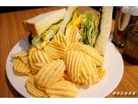 高CP值青酱厚切吐司　薯片多到快满出来
