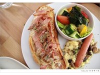 吃一份朝食享受生活！烟熏鸡肉面包大到快超出盘子