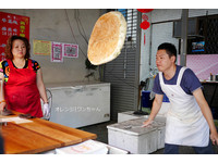 “出炉！”葱花大饼飞上桌　隐藏版香蒜口味是熟客最爱