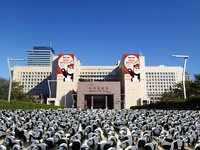 “1600纸猫熊台北展”仅2天坏40只　猫熊们穿雨衣避雨