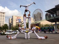 乐团艺人接力登场献艺　纸猫熊展更添文化乐趣