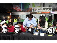遭雨淋！纸猫熊“打玻尿酸”美容　14日移师两厅院