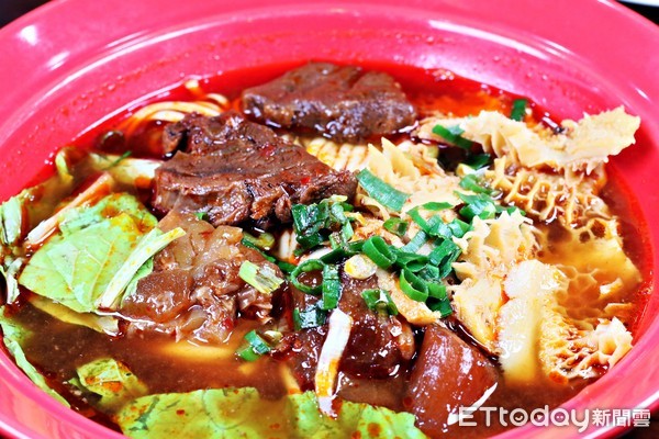▲四学士牛肉面餐点。（图／记者华少甫摄）