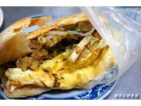 菜单里找不到的美味　烧饼夹菜饼皮酥薄、馅料丰富