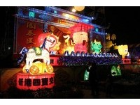嘉义灯会布迷宫阵、送马年小提灯