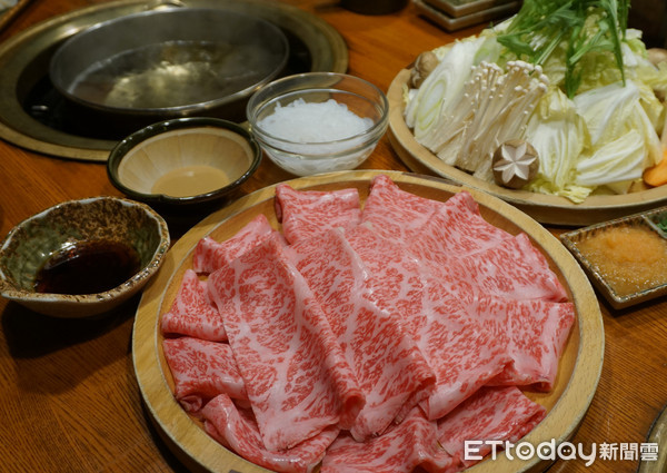▲轻井泽秋冬必去5景点　绕行850年“信浓树”可求恋爱运。（图／记者严云岑摄）