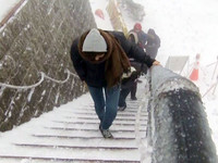 合欢山积雪厚15公分　武岭观景台阶梯成“滑雪梯”