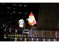 财神爷跟飞天小猫熊　爬上全台最大竹笋贺新春