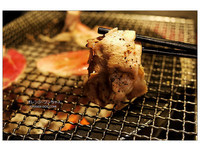 炭火牛五花肉、牛小排美味吃到饱　桌边代烤服务周到