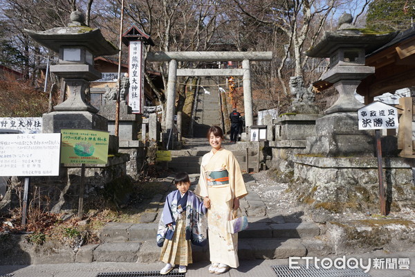 ▲轻井泽秋冬必去5景点　绕行850年“信浓树”可求恋爱运。（图／记者严云岑摄）