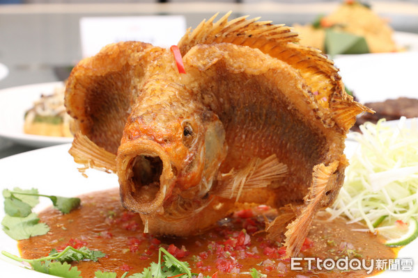 ▲珍宝海鲜登台带来招牌活蟹十大料理。(图/记者黄士原摄)