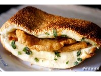黑轮夹在大饼里　扎实有劲的特色“朝牌饼”