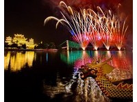 桃园灯会12米武财神旋转主灯　每晚演出水舞、烟火秀