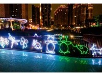 台中“COSTCO熊”提灯笼　秋红谷变小熊光雕艺廊