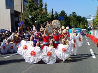 日本祭典常胜军带着2吨重草鞋　现身台湾灯会踩街表演