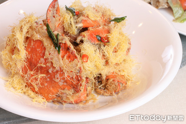 ▲珍宝海鲜登台带来招牌活蟹十大料理。(图/记者黄士原摄)