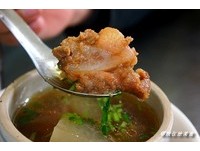 炖到软烂、一抿化开的人气排骨酥　清甜汤头加糖更提味