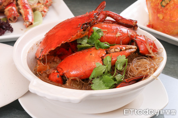 ▲珍宝海鲜登台带来招牌活蟹十大料理。(图/记者黄士原摄)