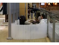 直击！因大雪受困成田机场　台旅客用充气垫自制小窝