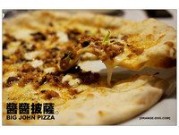 辣香扑鼻、饼皮酥有劲　台南“酱酱披萨”慢工做好食