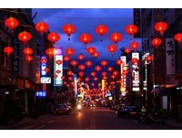 花莲灯会万盏红灯笼高挂　15米高“红面鸭”凑热闹