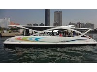 搭第3代太阳能爱之船　河上“开趴”甜蜜游爱河
