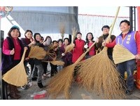 欢乐宜兰年启动　婆婆妈妈大跳“扫把健康舞”