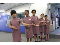 全球最年轻空服员！国小学生穿改版旗袍机上送餐