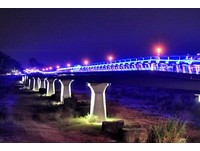 高雄新亮点！旗山桥、地景桥夜间照明启用