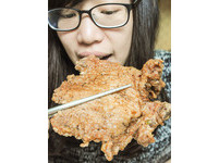 李福记招牌炸排骨、脆皮鸡腿　镇店必吃之宝