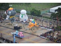 梦时代30组卡通造型气球游行　25万人High翻