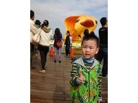 想帮小朋友拍合照　没想到快门按下那一刻，小鸭爆了！