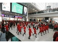 欢庆圣诞节！国泰空姐香港机场快闪热舞　民众欢喜狂拍