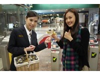 圣诞夜惊喜小礼　高铁送每位乘客巧克力搅拌棒