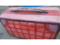 游客热情抚摸　宜兰几米广场行李箱“磨破皮”