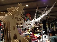耶诞季节来临！　5只麋鹿现身松山文创园区