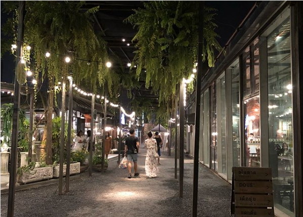 ▲泰国曼谷ChangChui 飞机夜市。（图／网友ot_oschen提供，请勿随意翻拍，以免侵权）