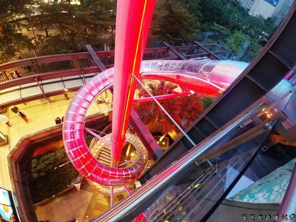 ▲台北信义新光三越　16米高立体螺旋滑梯。（图／海霸威食游影记提供，请勿任意翻摄以免侵权）