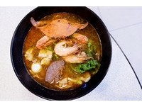 台南成大海鲜锅物店　90元海鲜锅烧面有一整只螃蟹！