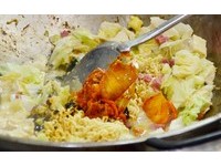 颠覆味觉！“创意炒泡面”泡菜、皮蛋还加臭豆腐
