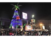 高雄圣诞点灯　29米高照亮港都夜空