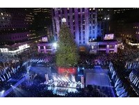 高23米4.5万颗LED灯　纽约洛克菲勒中心大耶诞树点灯