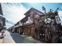 河川、锦鲤加上白壁土藏组成的日本朴实复古街景
