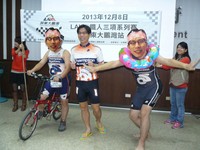 国内铁人三项赛创举　选手可骑自行车飙上高速公路