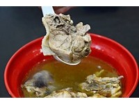 午餐食客／日客必吃、座无虚席 　麻油鸡暖到心坎里