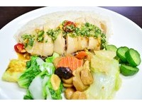 遵循古法闷腿肉、鸡油煮饭　庆城海南鸡上班族“销魂”