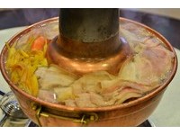 东北妞卖“真正道地”酸菜白肉锅　酸甜滋味不呛口