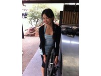 美女空姐作家林亚若单骑殒命　黑脚踏车深色衣着是主因