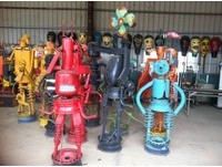 为废铁注入第二生命　散落地景艺术节水巷间的钢铁世界